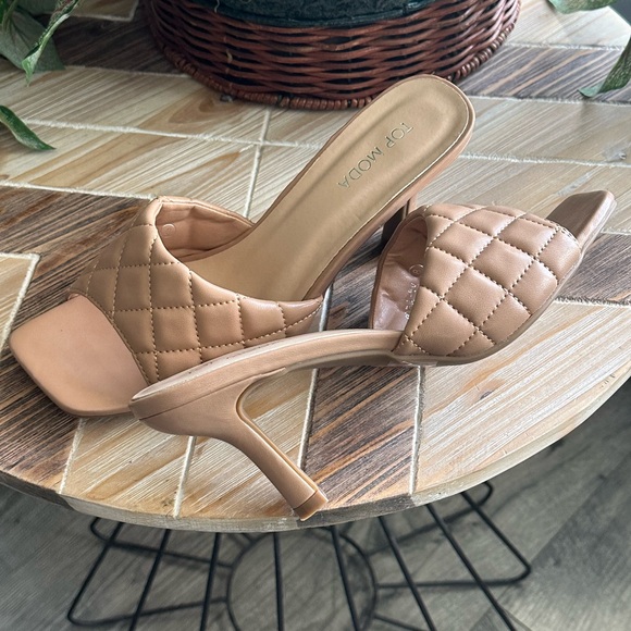 TOP Moda Shoes - NEW‼️ Beige Quilted Slide-In Heels